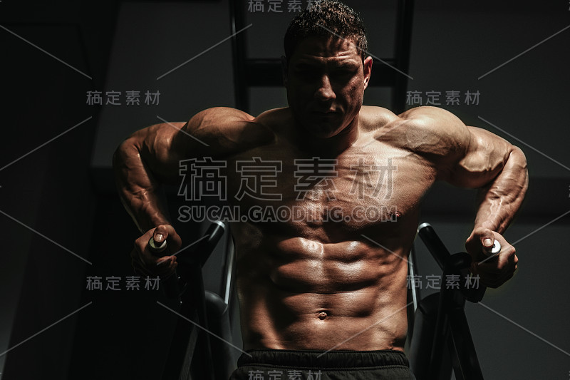 英俊强壮的运动员男子抽肌肉锻炼健身的概念背景