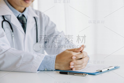 在咨询室的医生们。医生的手握在桌子上