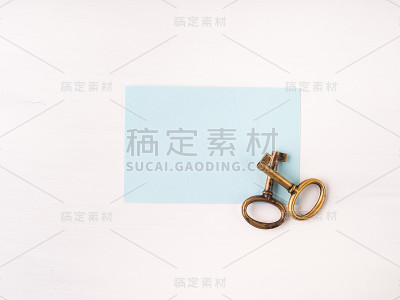 老式的黄铜钥匙和空的纸卡