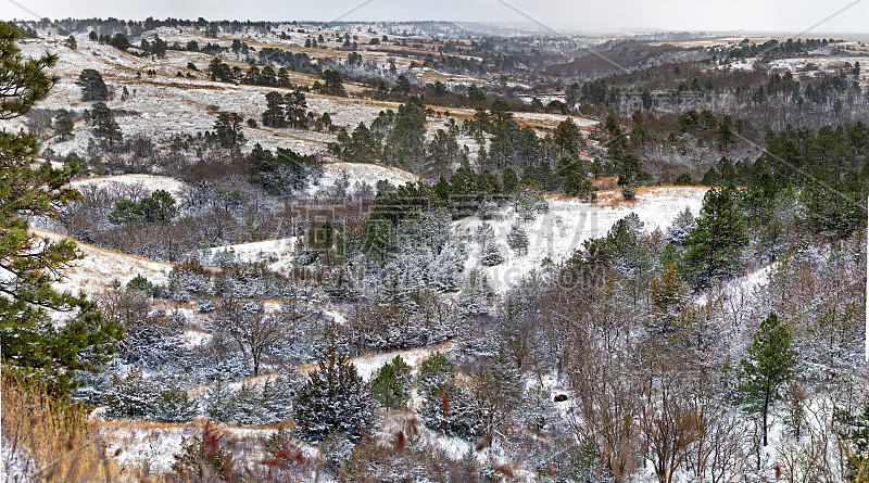 白雪覆盖了河谷