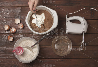 烹饪食物，高视阔步。