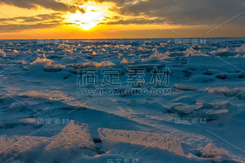 贝加尔湖纯净透明的冰丘在夕阳的照耀下闪闪发光