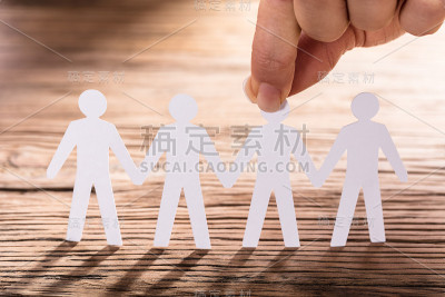 人持有纸剪纸数字