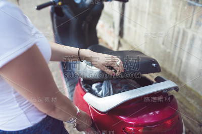 摩托车后备箱
