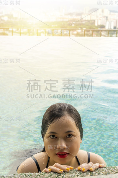 可爱的亚洲女士在游泳池的特写