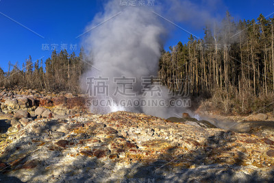 蒸汽船间歇泉在后盆地小径，黄石国家公园，怀俄明州