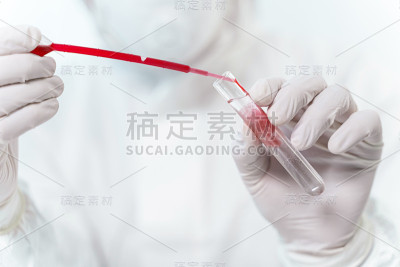 近距离观察滴下红色液体的移液管