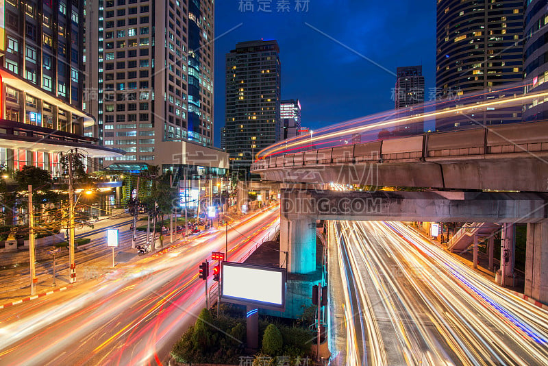 交通灯和夜间空中列车-泰国曼谷