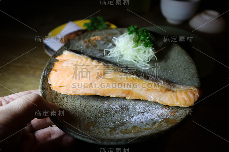 烤鲑鱼，鲑鱼排或日式清酒