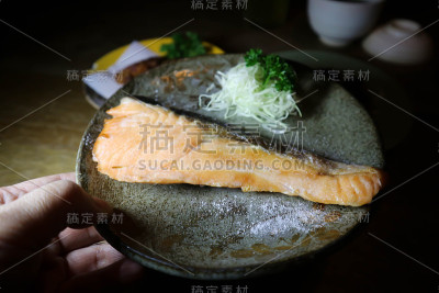 烤鲑鱼，鲑鱼排或日式清酒