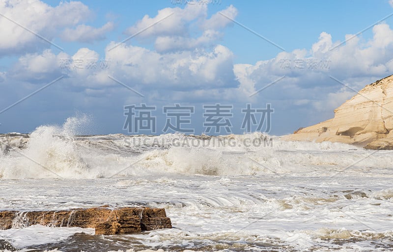 今天早上，以色列的地中海沿岸有暴风雨