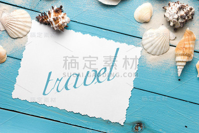 海洋夏天明信片。海滩上的沙滩上，蓝色木板上的贝壳