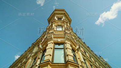 赫尔辛基一座古建筑的底部视图