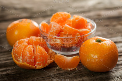 美味的去皮和未去皮小柑橘