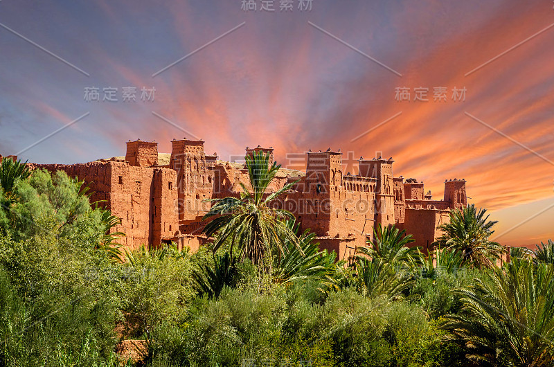 日落时分，摩洛哥阿特拉斯山附近的沙漠里，Kasbah Ait Ben Haddou