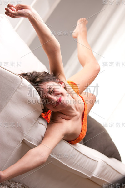 性感女孩醒来做伸展运动