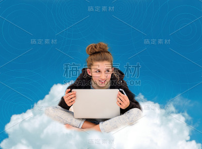坐在云上的女孩用笔记本电脑学习
