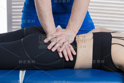 医生正在诊断大腿肌肉的紧张。
