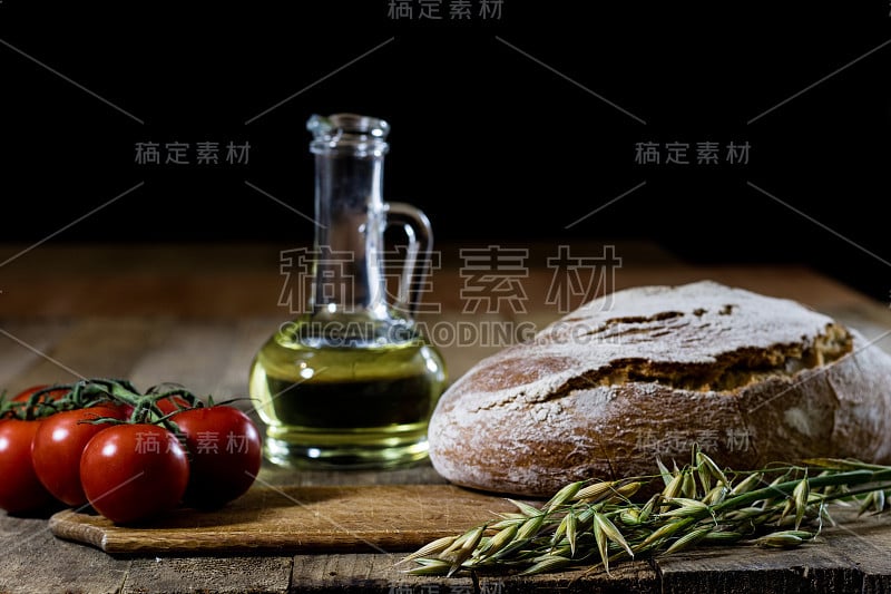 意大利美食，橄榄油，白奶酪和西红柿。黑色背景。