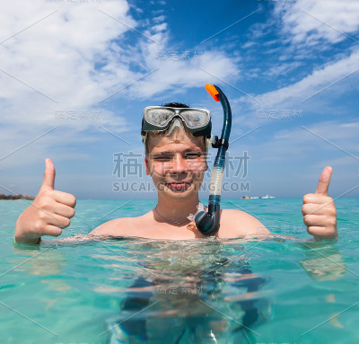 海滩上的男孩