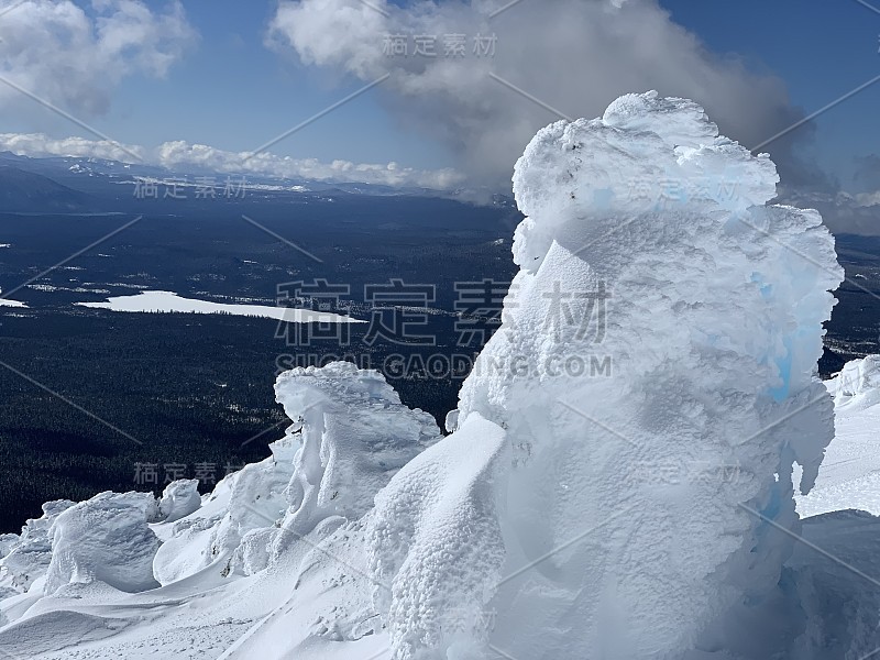 瀑布顶上的雪