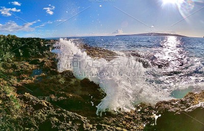 海浪撞击着熔岩岩石