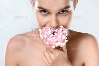 女人抱着甜甜圈