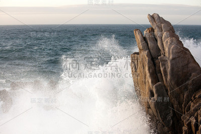 海浪拍打岩石