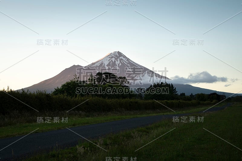 夕阳下的塔拉纳基山