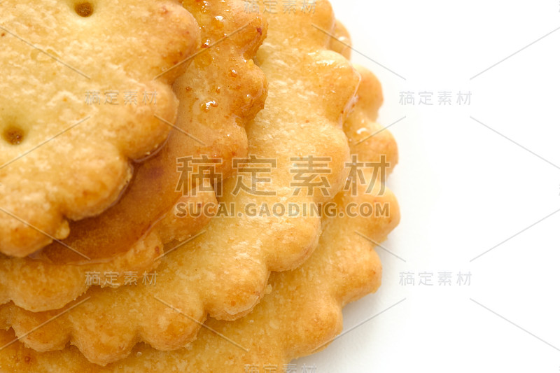 白色背景上孤立的甜食消化饼干堆