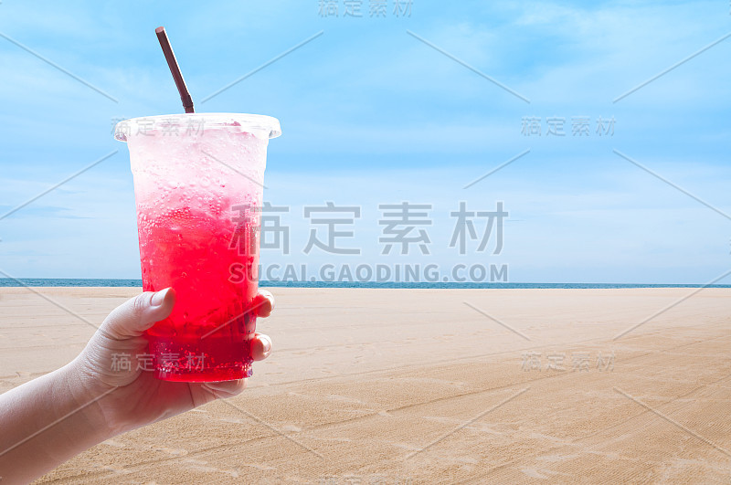 女人拿着塑料杯里的意大利红苏打水