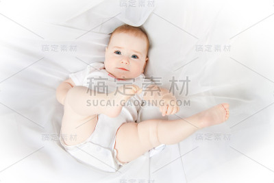 穿着白色的婴儿