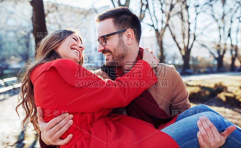 约会。一对幸福恩爱的夫妇的肖像。爱情和浪漫的概念