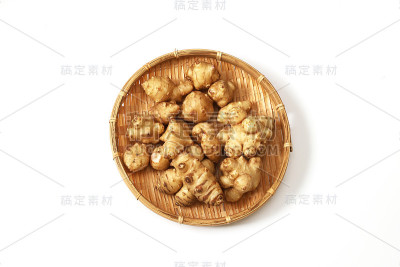 竹滤锅上放菊芋
