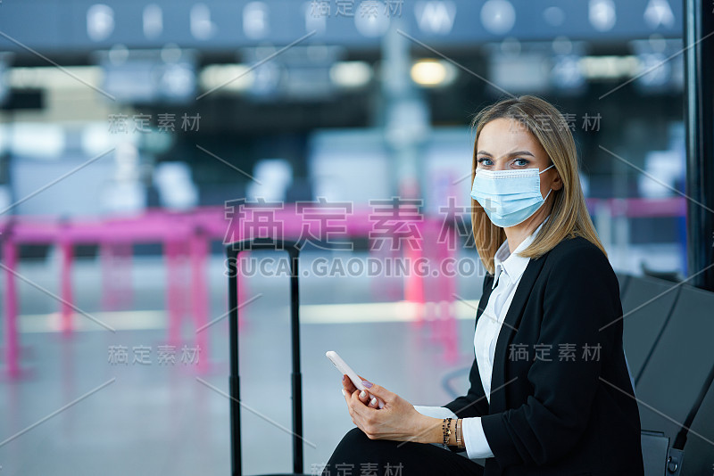 成年女性乘客在机场使用智能手机