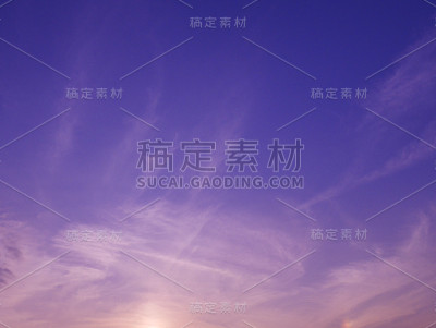 天空有戏剧性的多云日落和太阳
