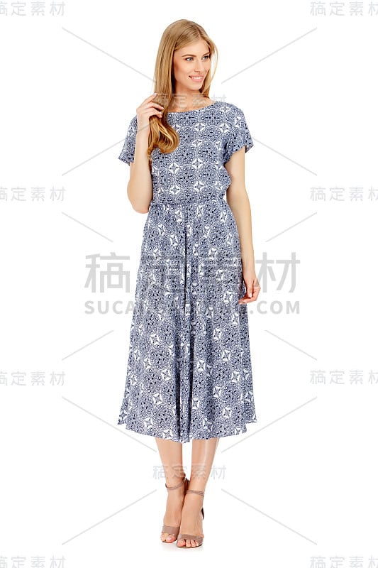 时尚照片的年轻华丽的女人穿着衣服