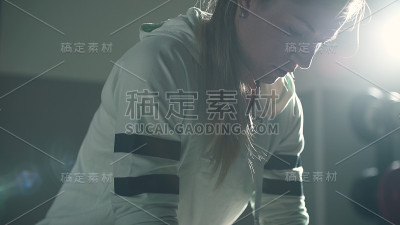 女人专注于她的日常锻炼