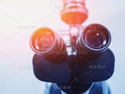 裂隙灯。生物显微镜。双筒望远镜。