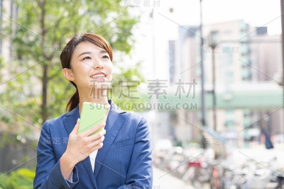 看到智能手机的亚洲女性