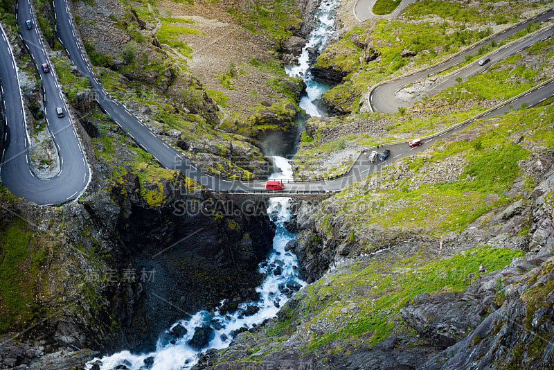 Trollstigen山路。桥上有瀑布。汽车在蜿蜒的。汽车旅行在挪威，欧洲，斯堪的纳维亚半岛