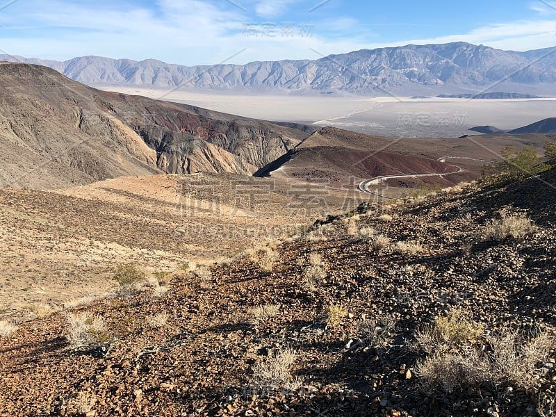 克劳利神父前往彩虹峡谷，死亡谷国家公园，加州