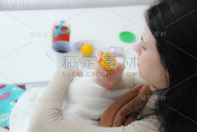 躺在床上的年轻妇女