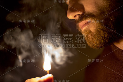 拿着火柴的人着火了-特写