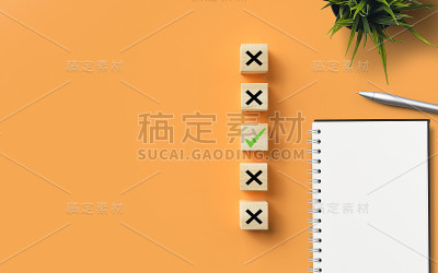 有几个叉和一个象征尝试和错误的检查标记的立方体