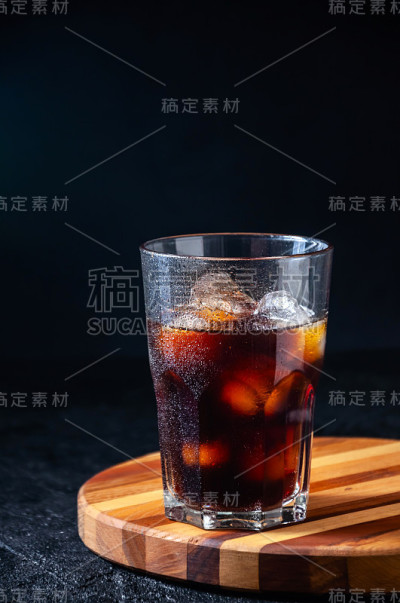 高杯冰可乐或冰咖啡，背景为黑色。概念清凉夏日饮品