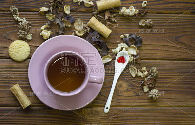 用茶杯，勺子和干树叶做的静物