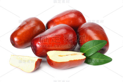 新鲜的红枣，叶和片孤立在白色背景上。