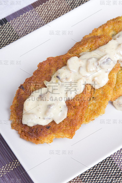 土豆煎饼配蘑菇酱