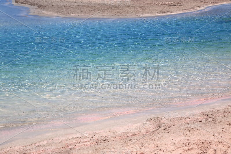 粉色沙滩和克里特岛的水晶水